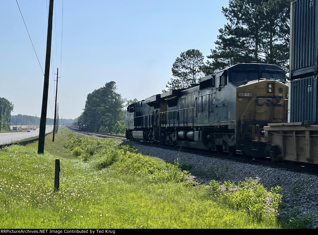 CSX 3057 & 9010 meet CSX 5328 & 3123